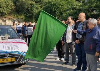 ضلع ترقیاتی کمشنررِیاسی نے ووٹر رجسٹریشن کو فروغ دینے کیلئے گاڑیوں کو ہری جھنڈی دِکھا کر روانہ کیا