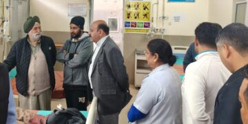 نائب وزیرا علیٰ نے پی ڈبلیو ڈی دفتر اور گاندھی نگر ہسپتال کا اچانک معائینہ کیا