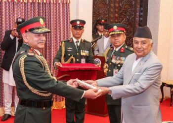 بھارتی فوج کے جنرل دویدی کو نیپالی فوج نے اعزازی جنرل رینک سے نوازا۔