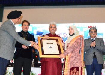 مقامی کاریگروں کو عالمی منڈی سے جوڑنا جموں و کشمیر حکومت کی اولین ترجیح: لیفٹیننٹ گورنر