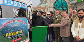 ضلع ترقیاتی کمشنر بارہمولہ اور ایس پی بارہمولہ نے 56 طلباءکیلئے چار روزہ ٹریکنگ کیمپ کو ہری جھنڈی دِکھا کر روانہ کیا