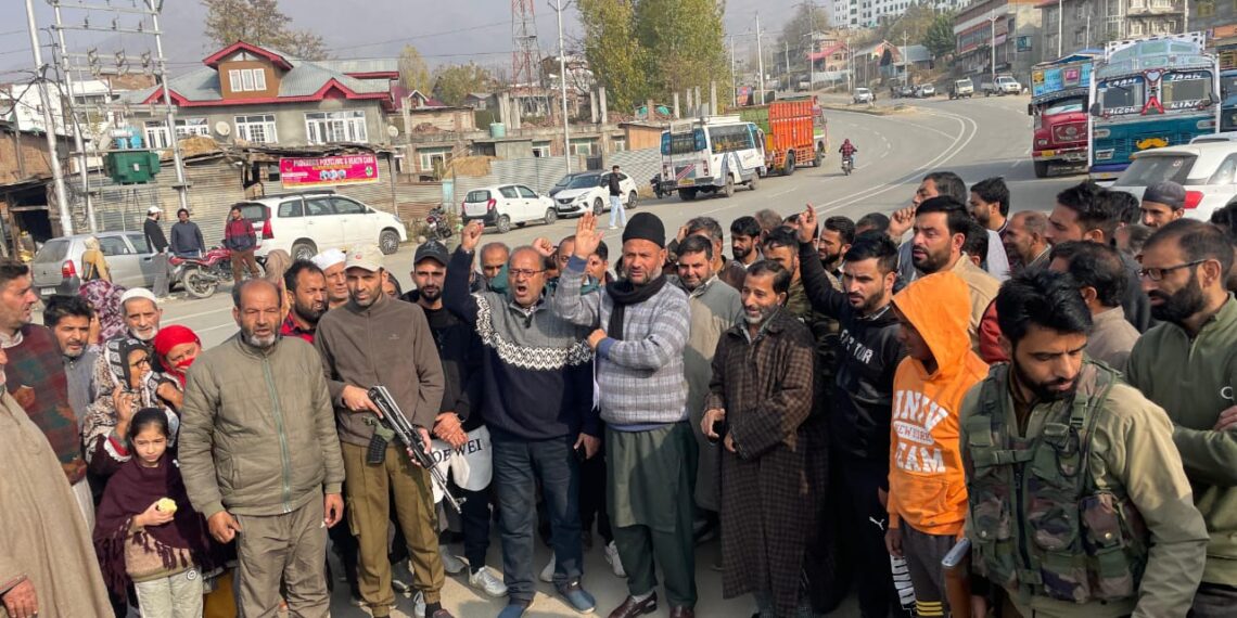 اونتی پورہ میں تعمیرات کو کھڑا کرنے کی اجازت نہ دینے پر ممبر اسمبلی کی قیادت میں لوگو کا حتجاج