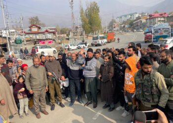 اونتی پورہ میں تعمیرات کو کھڑا کرنے کی اجازت نہ دینے پر ممبر اسمبلی کی قیادت میں لوگو کا حتجاج
