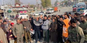 اونتی پورہ میں تعمیرات کو کھڑا کرنے کی اجازت نہ دینے پر ممبر اسمبلی کی قیادت میں لوگو کا حتجاج
