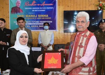 لیفٹیننٹ گورنر نے بارہمولہ میں نوجوانوں سے اِستفساری گفتگو کی اور جموں وکشمیر کے نوجوانوں کو بااِختیار بنانے اور ان کی فلاح و بہبود کیلئے حکومت کے عزم کا اعادہ کیا