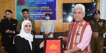 لیفٹیننٹ گورنر نے بارہمولہ میں نوجوانوں سے اِستفساری گفتگو کی اور جموں وکشمیر کے نوجوانوں کو بااِختیار بنانے اور ان کی فلاح و بہبود کیلئے حکومت کے عزم کا اعادہ کیا