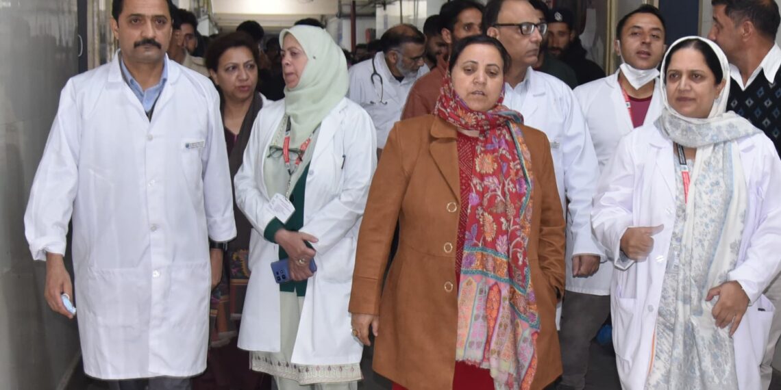 سکینہ مسعود اِیتو نے ایس ایم ایچ ایس ہسپتال اور سپر سپیشلٹی ہسپتال سری نگر کا اچانک معائینہ کیا