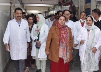 سکینہ مسعود اِیتو نے ایس ایم ایچ ایس ہسپتال اور سپر سپیشلٹی ہسپتال سری نگر کا اچانک معائینہ کیا