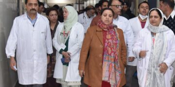 سکینہ مسعود اِیتو نے ایس ایم ایچ ایس ہسپتال اور سپر سپیشلٹی ہسپتال سری نگر کا اچانک معائینہ کیا