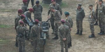 شمالی فوج کے کمانڈر نے ‘ اسمی’ مشین پستول کا جائزہ لیا۔