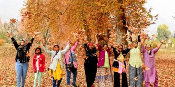 موسم خزاں کی خوشیوں سے ڈھکی وادی کشمیر نے سیاحوں کا راغب کیا