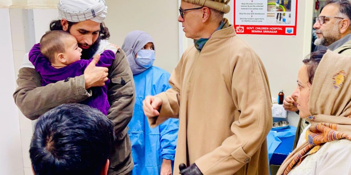 عمر عبداللہ نے سری نگرمیں بون اینڈ جوائنٹ اور بمنہ میں ہسپتالوں کا اچانک معائنہ کیا۔