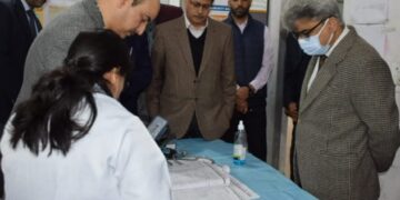 چیف سیکرٹری نے تارکین وطن کی شکایات سُننے کیلئے جگٹی کا دورہ کیا