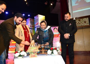 سکینہ اِیتو نے کشمیر یونیورسٹی کے سالانہ یوتھ فیسٹول ’ سونزل ‘ کا اِفتتاح کیا او رخطاب کیا