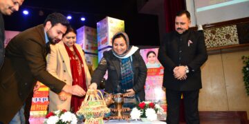 سکینہ اِیتو نے کشمیر یونیورسٹی کے سالانہ یوتھ فیسٹول ’ سونزل ‘ کا اِفتتاح کیا او رخطاب کیا