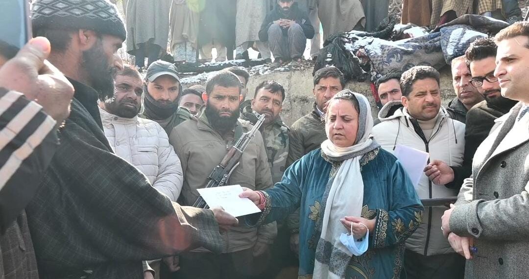 سکینہ اِیتو نے کولگام میںآتشزدگی متاثرہ کنبوںسے ملاقات کی