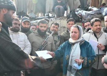 سکینہ اِیتو نے کولگام میںآتشزدگی متاثرہ کنبوںسے ملاقات کی