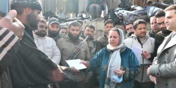 سکینہ اِیتو نے کولگام میںآتشزدگی متاثرہ کنبوںسے ملاقات کی