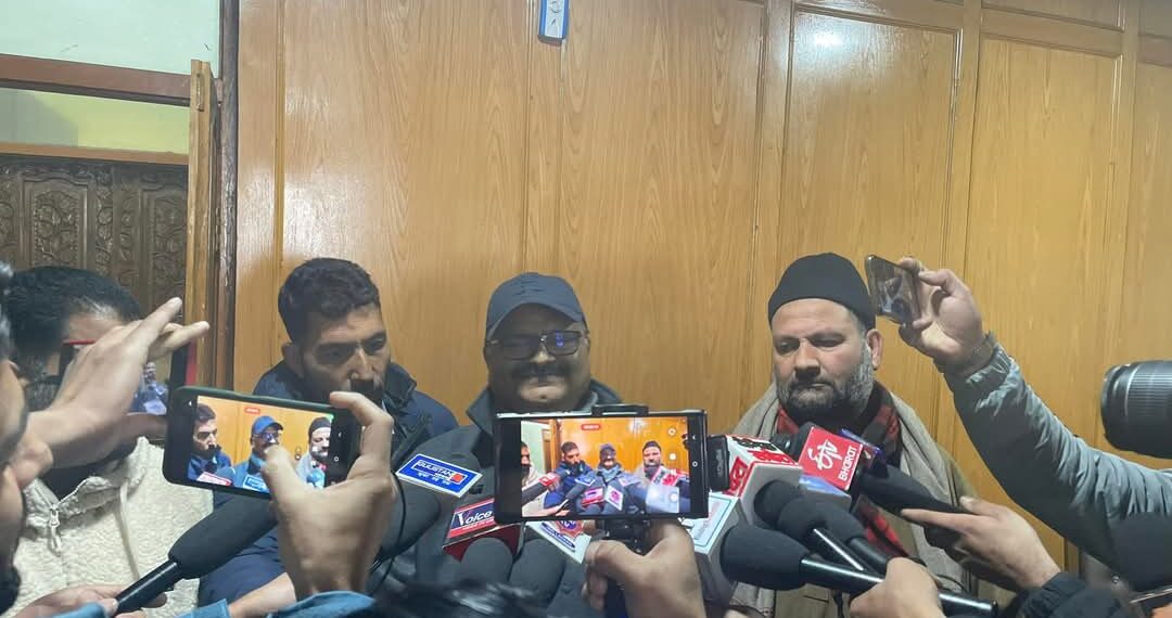 ممبر اسمبلی ترال رفیق احمد نائیک پلوامہ میں جل شکتی وزیر سے ملاقی