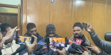 ممبر اسمبلی ترال رفیق احمد نائیک پلوامہ میں جل شکتی وزیر سے ملاقی