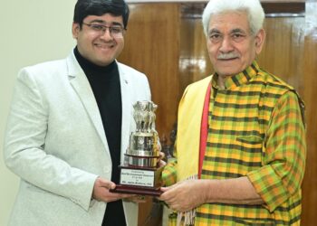 سیکرٹری جِتن کشور اورمعالج ڈاکٹر وِجے ساگر کو الوداعیہ دِیا۔