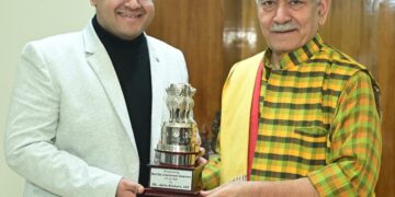 سیکرٹری جِتن کشور اورمعالج ڈاکٹر وِجے ساگر کو الوداعیہ دِیا۔