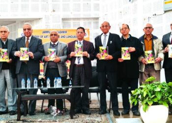 پرنسپل سیکرٹری ثقافت نے کلچرل اکیڈیمی میں او پی ودھیارتھی کی کتاب کا اِجرا¿ کیا