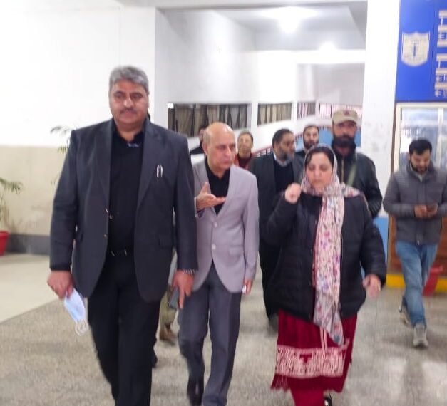 سکینہ اِیتو نے گورنمنٹ میڈیکل کالج جموں اورایس ایم جی ایس شالامار ہسپتال کا دورہ کیا