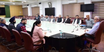 متعدد وفود نے عوامی مسائل کو اُجاگر کرنے کیلئے وزیراعلیٰ عمر عبداللہ سے ملاقات کی