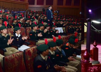 وزیر اعلیٰ عمر عبداللہ نے یوم جمہوریہ پریڈ 2025میں مثالی کارکردگی کےلئے جموںوکشمیر او رلداخ این سی سی کیڈٹوں کی ستائش کی