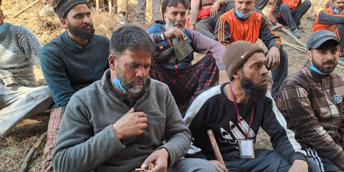 ترال میں لوگوں نے مثال قائم ۔۔۔۔علاقے میں 7مقامات پر جنگلوں میں لگی آگ بجھانے کے لئے نوجوان گھروں سے باہر آئے