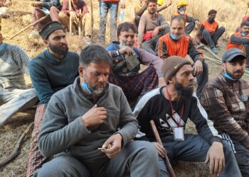 ترال میں لوگوں نے مثال قائم ۔۔۔۔علاقے میں 7مقامات پر جنگلوں میں لگی آگ بجھانے کے لئے نوجوان گھروں سے باہر آئے