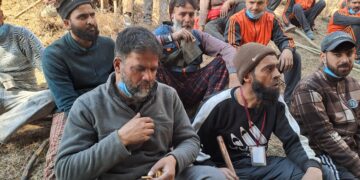 ترال میں لوگوں نے مثال قائم ۔۔۔۔علاقے میں 7مقامات پر جنگلوں میں لگی آگ بجھانے کے لئے نوجوان گھروں سے باہر آئے