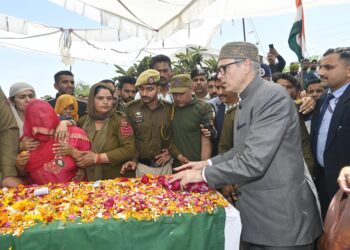 وزیر اعلیٰ نے کٹھوعہ اِنکاو¿نٹر میں شہید اہلکاروں کو خراجِ عقیدت پیش کیا