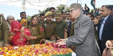 وزیر اعلیٰ نے کٹھوعہ اِنکاو¿نٹر میں شہید اہلکاروں کو خراجِ عقیدت پیش کیا