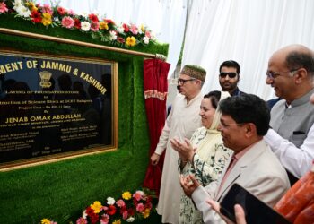 وزیر اعلیٰ عمر عبداللہ نے گاندربل میں ترقیاتی منصوبوں کا اِفتتاح کیا اور نئے کاموں کا سنگ بنیاد رکھا