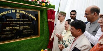 وزیر اعلیٰ عمر عبداللہ نے گاندربل میں ترقیاتی منصوبوں کا اِفتتاح کیا اور نئے کاموں کا سنگ بنیاد رکھا