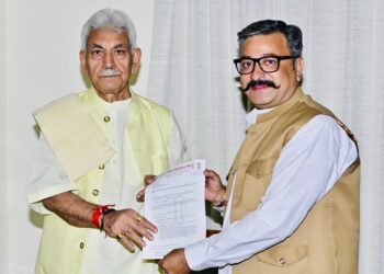 آسام گوہاٹی کی سیلف ڈیفنس اِنسٹرکٹر اشمیتا پال نے آج لیفٹیننٹ گورنر منوج سِنہا سے ملاقات کی ۔