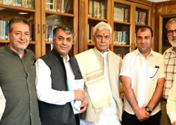 کشمیر چیمبر آف کامرس اینڈ انڈسٹری کے صدر جاوید احمد ٹینگا کی قیادت میں ایک وفد نے آج لیفٹیننٹ گورنر منوج سِنہا سے ملاقات