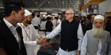 حج 2025:سرینگرہوائی اڑے سے عازمین حج کی روانگی کا سلسلہ شروع