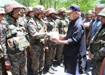 لفٹینٹ گورنر نے ایل او سی پر تعینات فوجیوں سے خطاب کیا