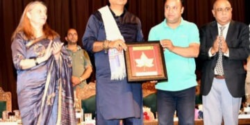 حیاتیاتی تنوع کے عالمی دن پر معروف سماجی کارکن راہی ریاض کو ایوارڈ سے نوازا گیا