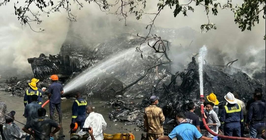 احمد آباد میں ٹیک آف کے دوران ایئر انڈیا کا طیارہ گر تباہ،جہاز میں کل242افراد سوار تھے