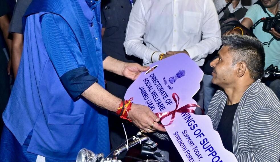 لیفٹیننٹ گورنر نے جموں میں دیویانگ جن کیلئے اِمدادی سامان و آلات کی بڑے پیمانے پر تقسیم مہم کا اِفتتاح کیا