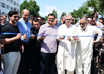 وزیر اعلیٰ نے کشمیرمیں پینے کے پانی کی فراہمی کو مضبوط بنانے کیلئے پانی کے ٹینکروں کے بیڑے کو ہری جھنڈی دِکھاکر روانہ کیا