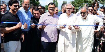 وزیر اعلیٰ نے کشمیرمیں پینے کے پانی کی فراہمی کو مضبوط بنانے کیلئے پانی کے ٹینکروں کے بیڑے کو ہری جھنڈی دِکھاکر روانہ کیا