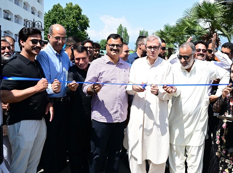 وزیر اعلیٰ نے کشمیرمیں پینے کے پانی کی فراہمی کو مضبوط بنانے کیلئے پانی کے ٹینکروں کے بیڑے کو ہری جھنڈی دِکھاکر روانہ کیا