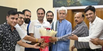 چیمبر آف کامرس اینڈ اِنڈسٹری جموںکے ایک وفد نے اس کے صدر ارون گپتا کی قیادت میں آج لیفٹیننٹ گورنر منوج سِنہاسے ملاقات کی