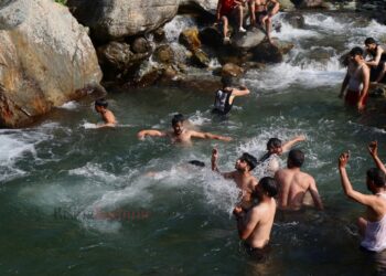 کشمیر میں سوج آگ اُگل رہا ہے شہر و دیہات میں شدت کی گرمی سے ہاہا کار