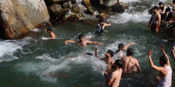 کشمیر میں سوج آگ اُگل رہا ہے شہر و دیہات میں شدت کی گرمی سے ہاہا کار